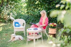 Angelika Haas im Garten